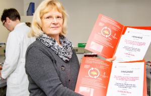 Scheckübergabe durch die Sparkassenstiftungen der Salzlandsparkasse