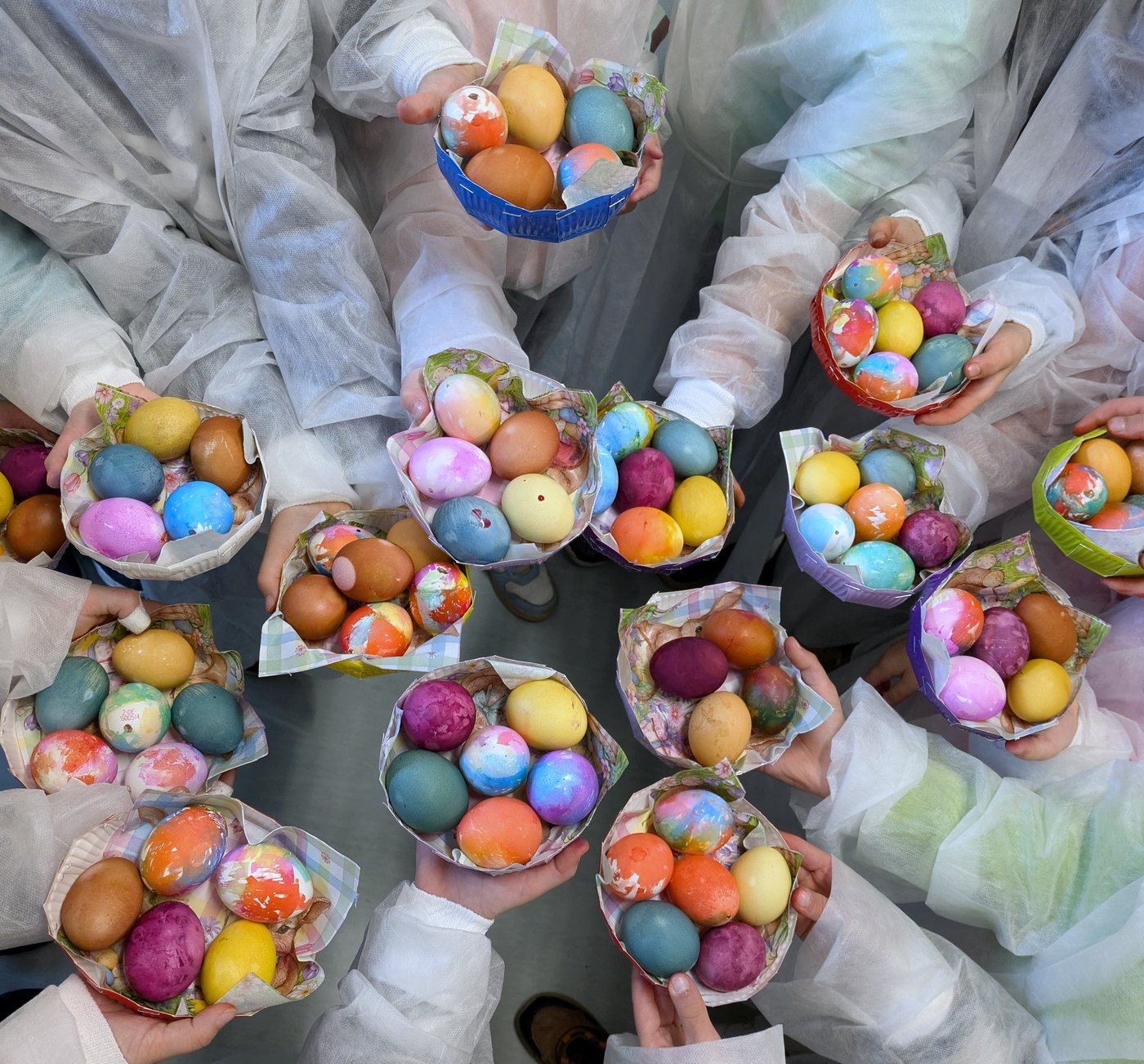 Kinder beim Osterspezial-Kurs im Grünen Labor